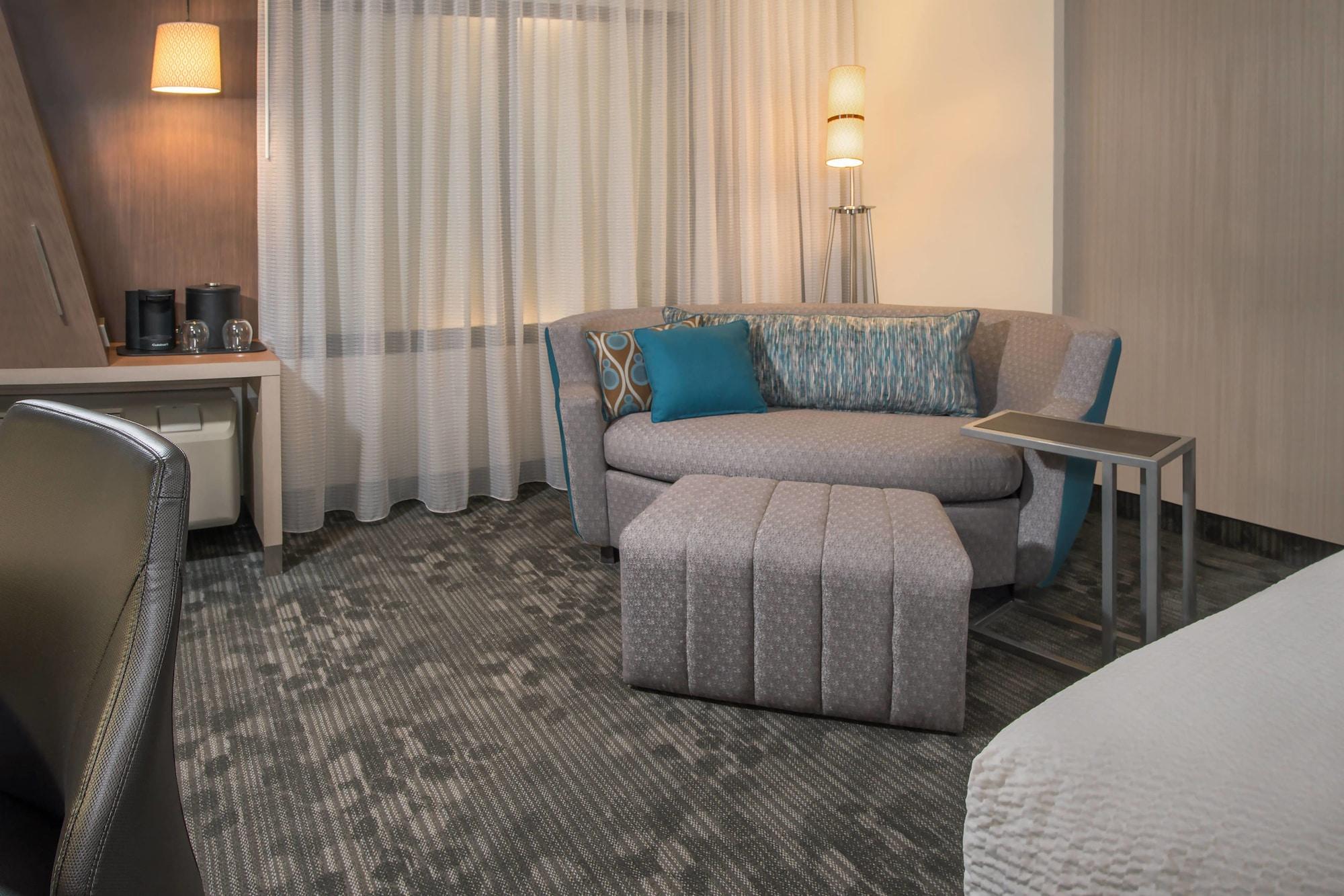 Отель Courtyard By Marriott Atlanta Alpharetta/Avalon Area Экстерьер фото