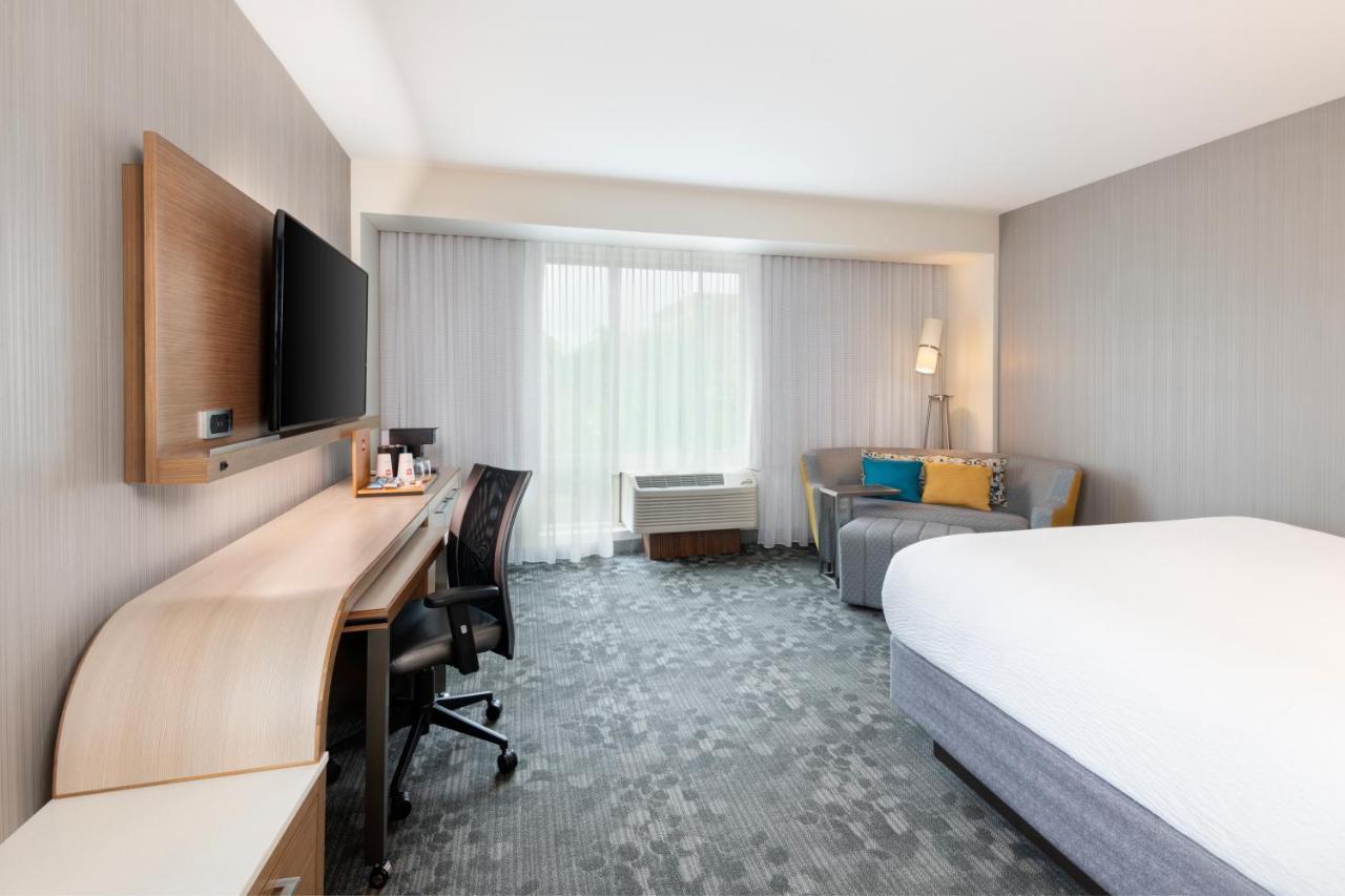 Отель Courtyard By Marriott Atlanta Alpharetta/Avalon Area Экстерьер фото