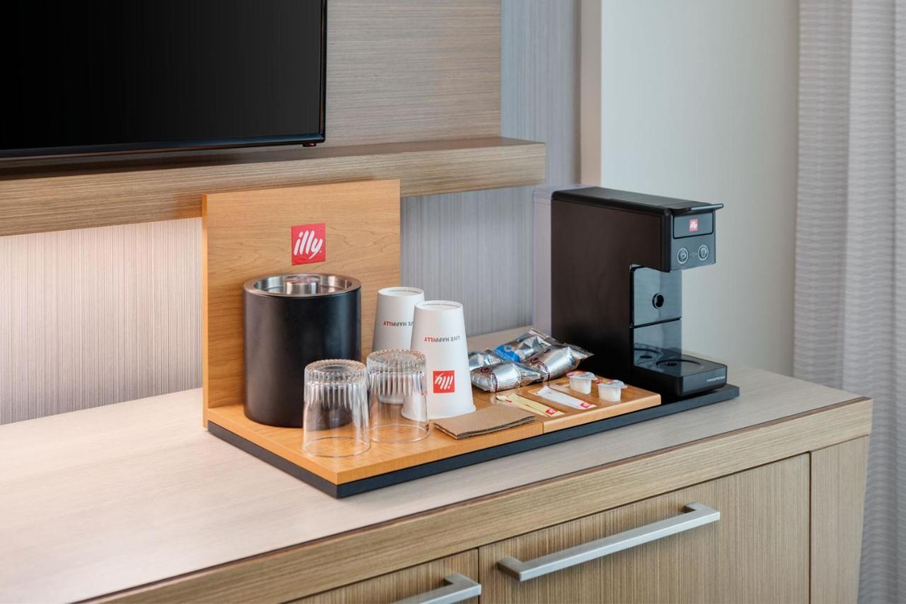Отель Courtyard By Marriott Atlanta Alpharetta/Avalon Area Экстерьер фото