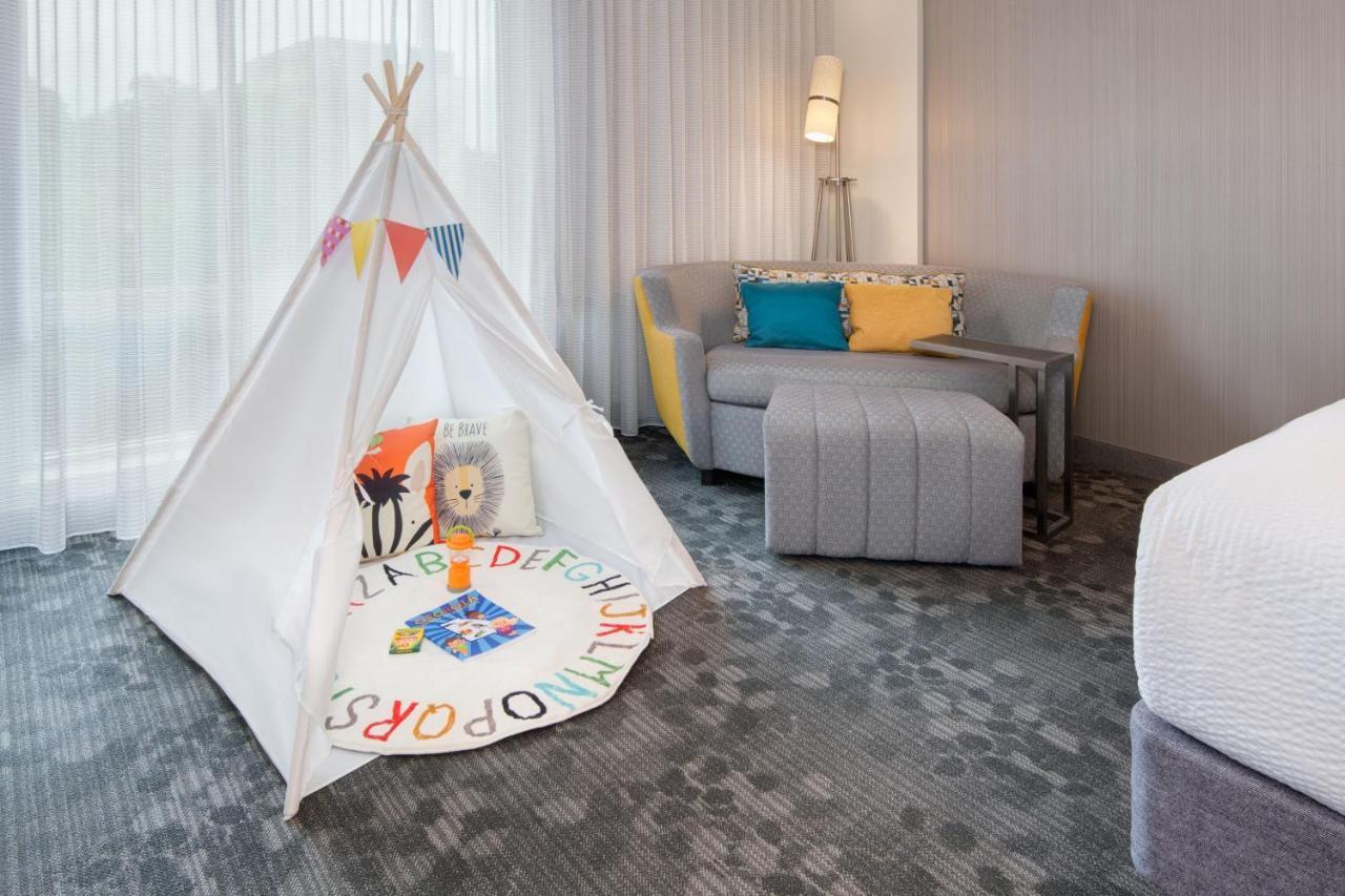 Отель Courtyard By Marriott Atlanta Alpharetta/Avalon Area Экстерьер фото