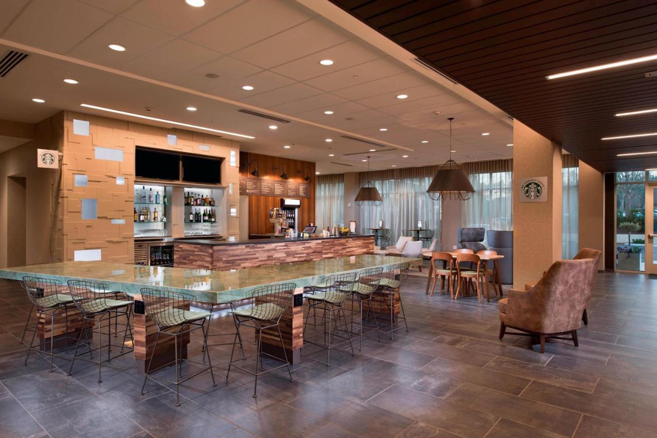 Отель Courtyard By Marriott Atlanta Alpharetta/Avalon Area Экстерьер фото