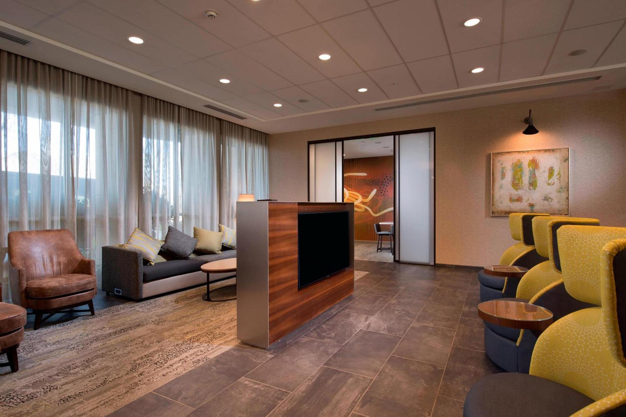 Отель Courtyard By Marriott Atlanta Alpharetta/Avalon Area Экстерьер фото